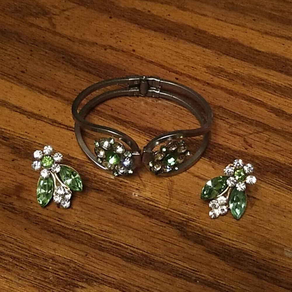 Vintage floral earring and bracelet set